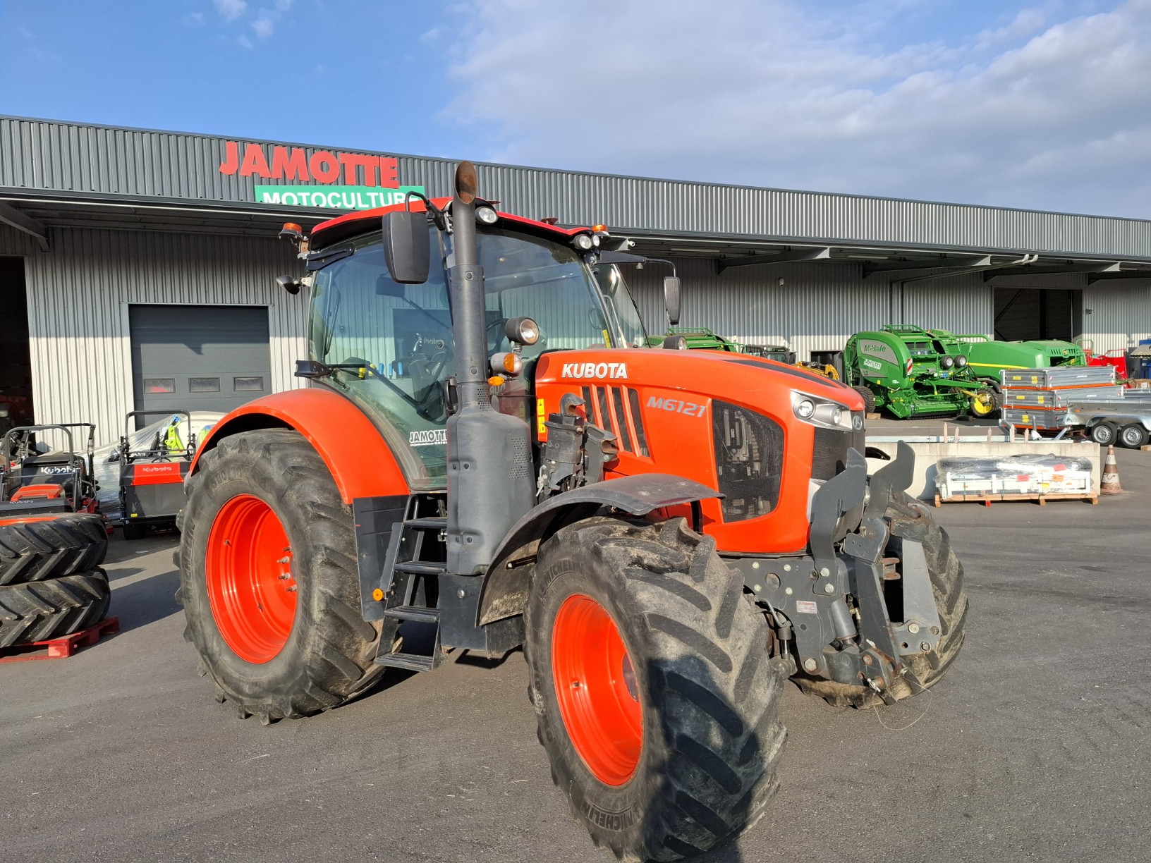 Kubota M 6121