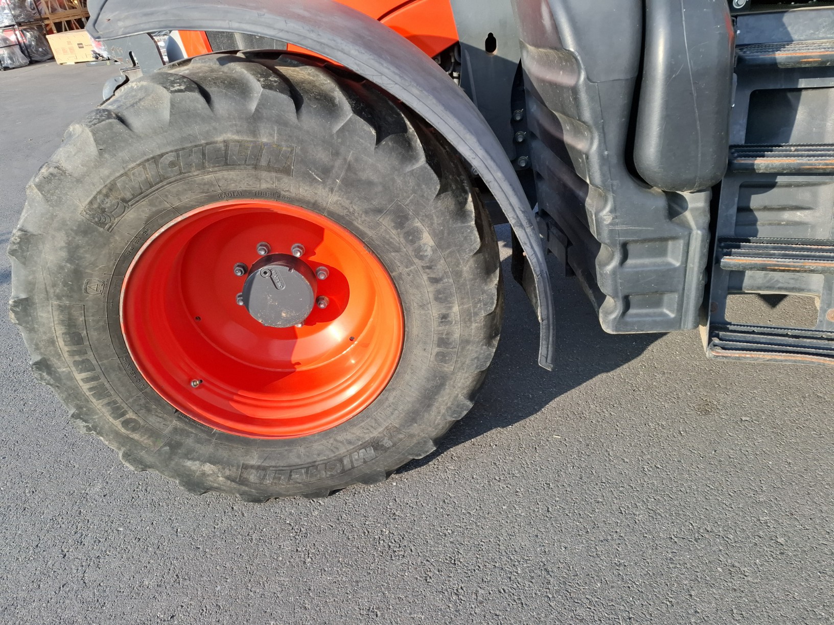 Kubota M 6121 – Image 6