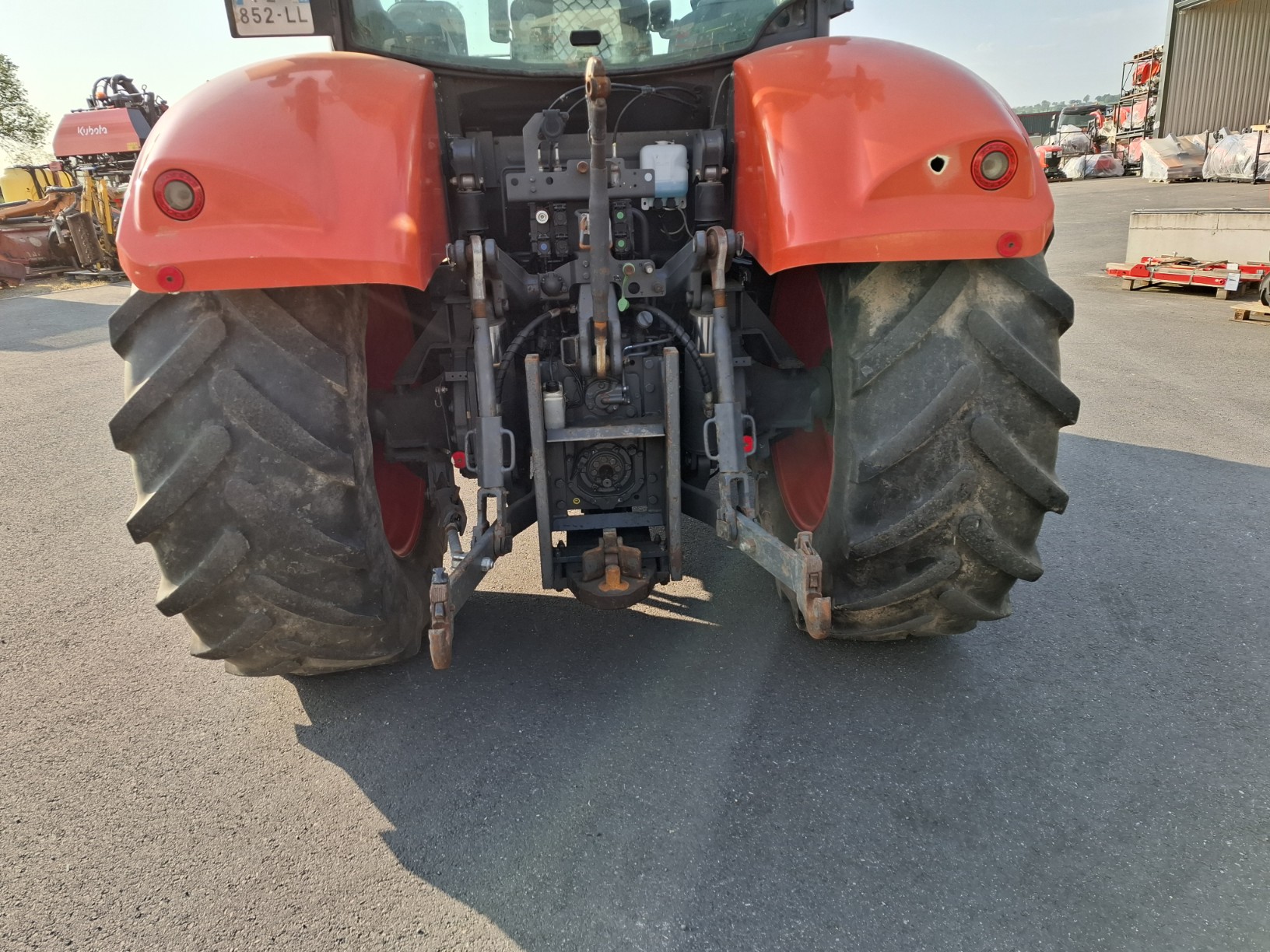 Kubota M 6121 – Image 8
