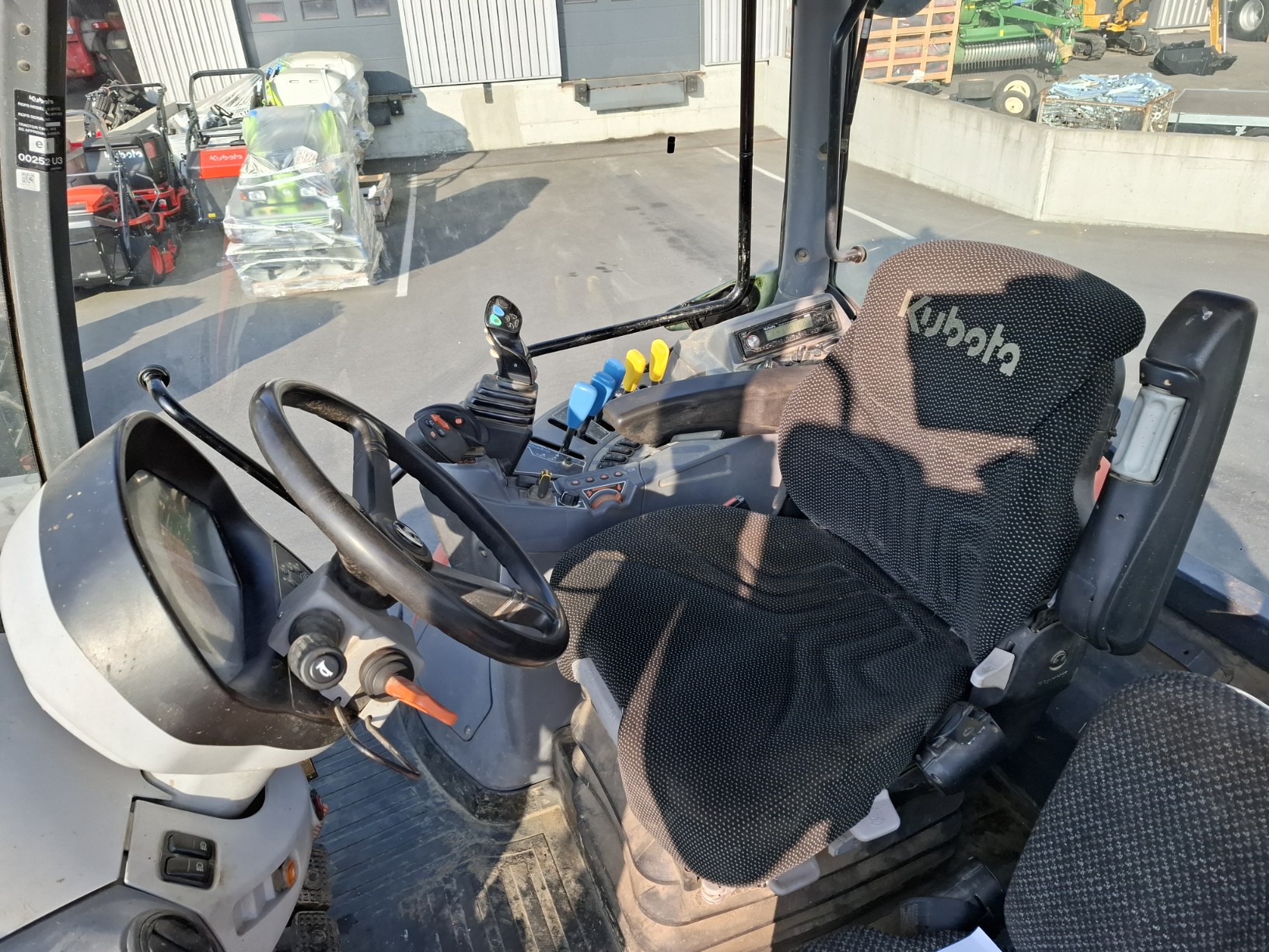 Kubota M 6121 – Image 9