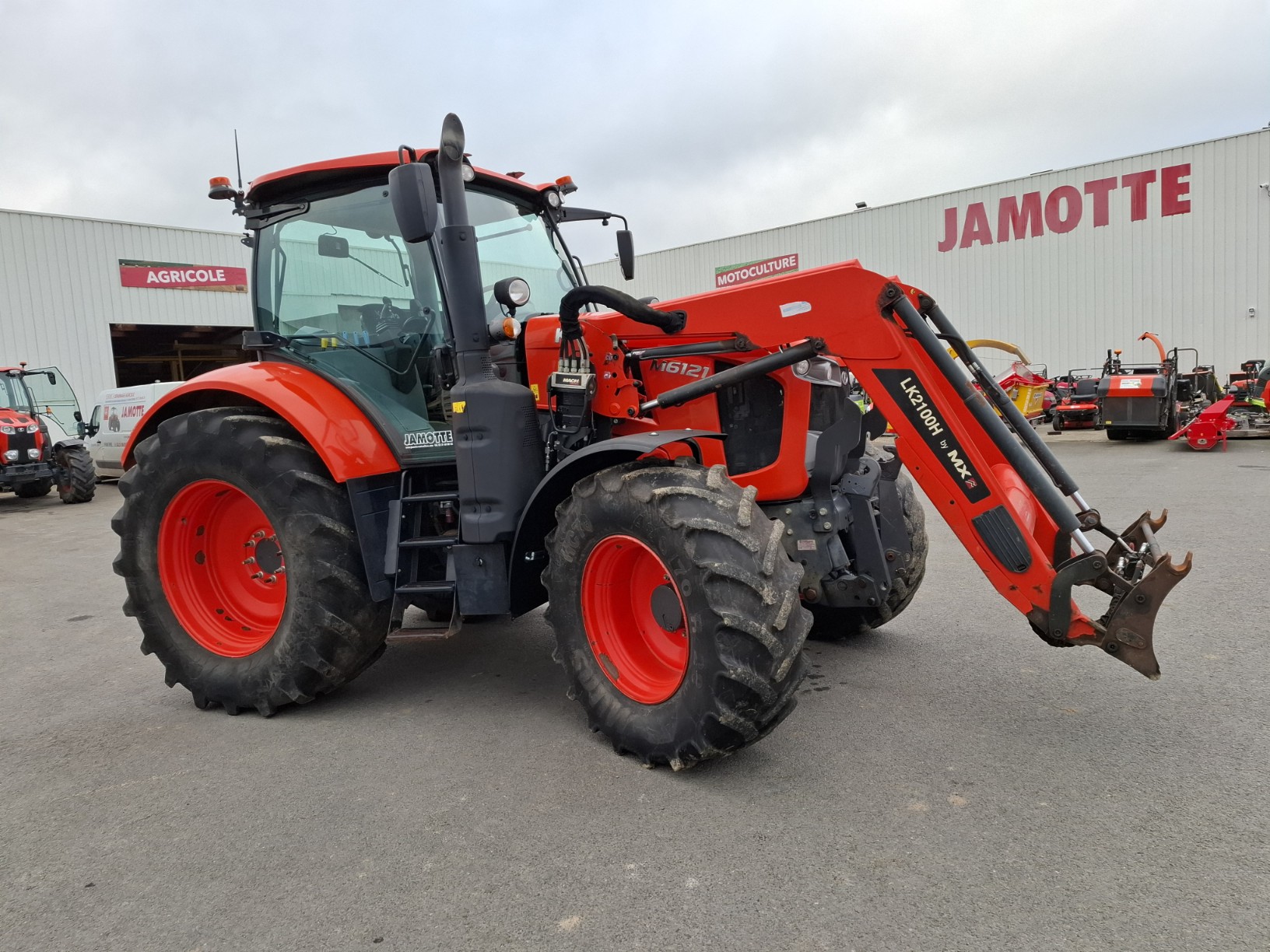 Kubota M 6121