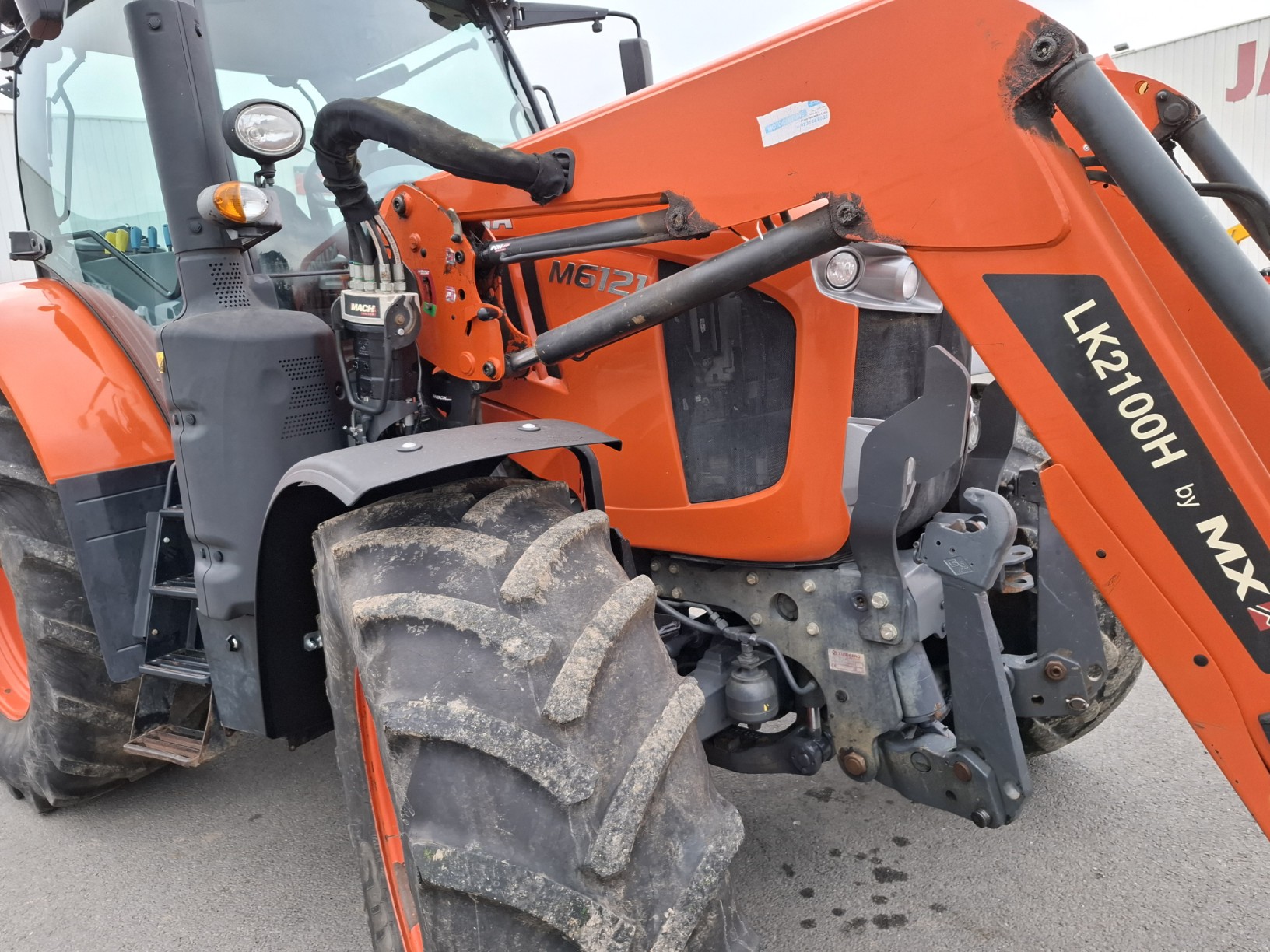 Kubota M 6121 – Image 5